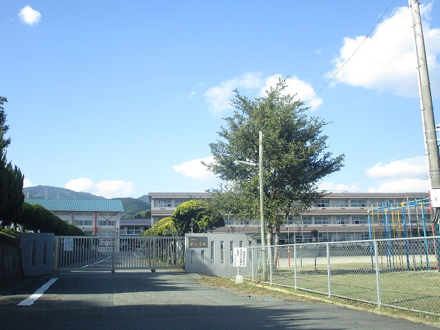 小学校　鳥栖市立麓小学校（小学校）まで559m