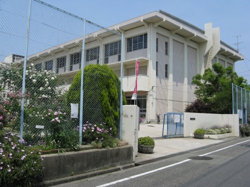 小学校　伊丹市立鈴原小学校（小学校）まで546m
