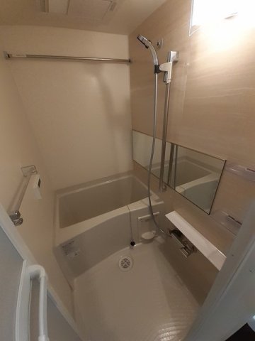 バス・シャワールーム　コンパクトで使いやすいお風呂です