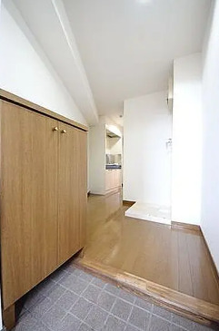 玄関　別部屋の写真を使用しております。