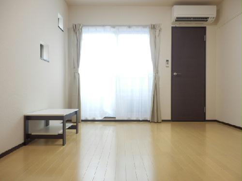 居室・リビング　LED調光シーリングライト採用で明るいです。