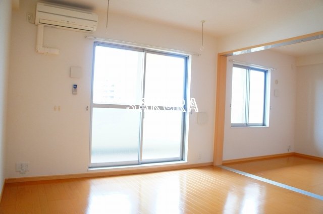 居室・リビング　こちらのリビングで趣味の時間をお楽しみください♪