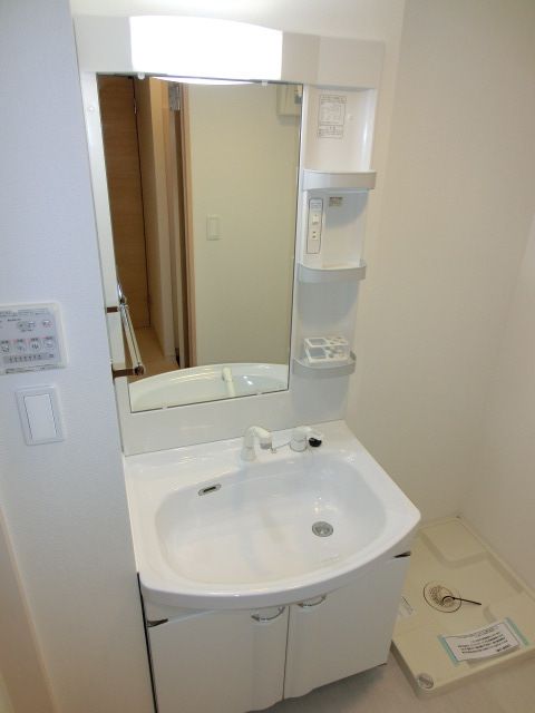 洗面設備　朝の支度に便利な独立洗面台