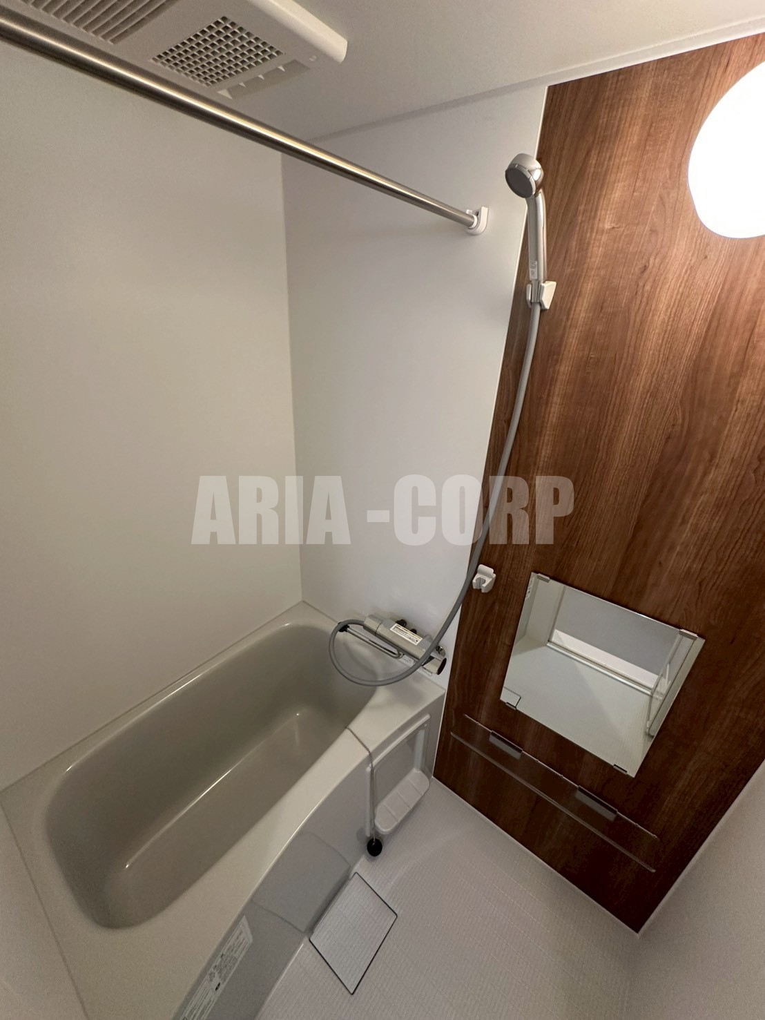 バス・シャワールーム　浴室乾燥機付き。カラーパネル採用でお洒落なバスルームです。