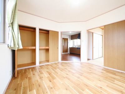 その他部屋・スペース　落ち着いた色調の寝室です