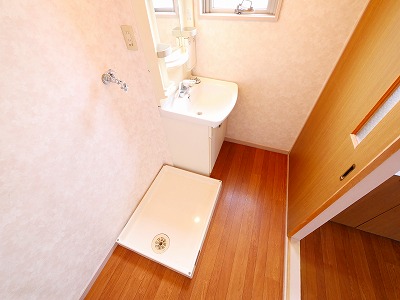 洗面設備　独立洗面台あり、毎朝おしゃれに忙しい女性の方におすすめです