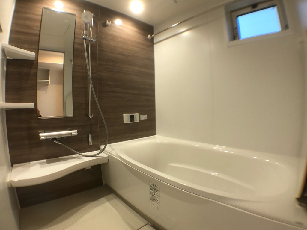 バス・シャワールーム　浴室乾燥機、追い焚き機能付きで便利です♪