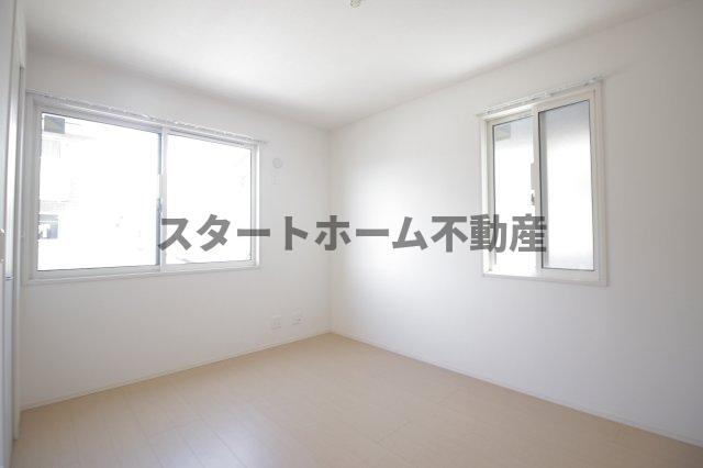 その他部屋・スペース　開放的な寝室です