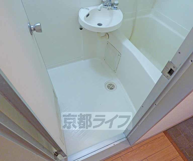 バス・シャワールーム　広々とした浴室です。