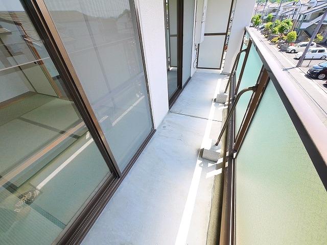 バルコニー　開放的で明るい空間を演出してくれるバルコニーです