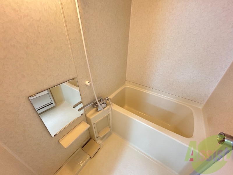 バス・シャワールーム　お風呂です。肩までゆっくりと浸かることができます。