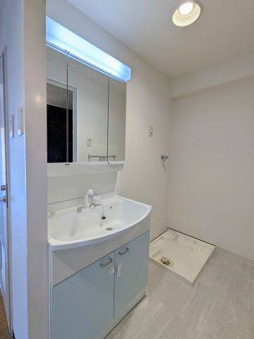 洗面設備　洗面化粧台と室内洗濯機置き場