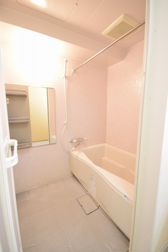 バス・シャワールーム　お風呂には鏡がついてます