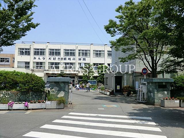 小学校　草加市立瀬崎小学校（小学校）まで1013m