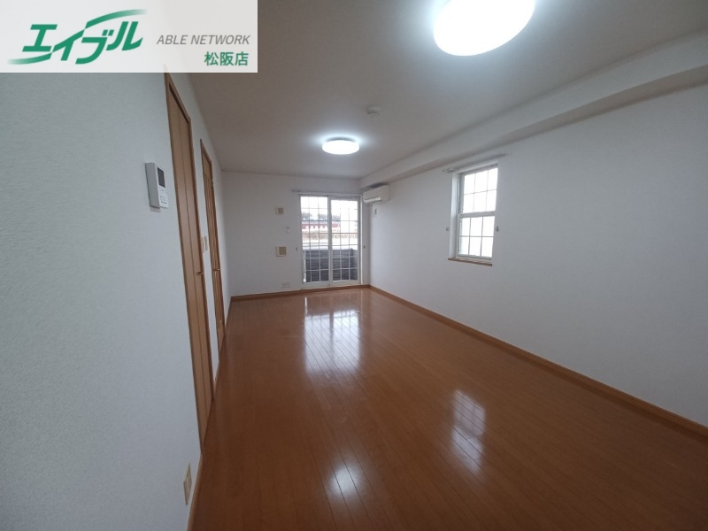 居室・リビング　同物件別室反転タイプ画像