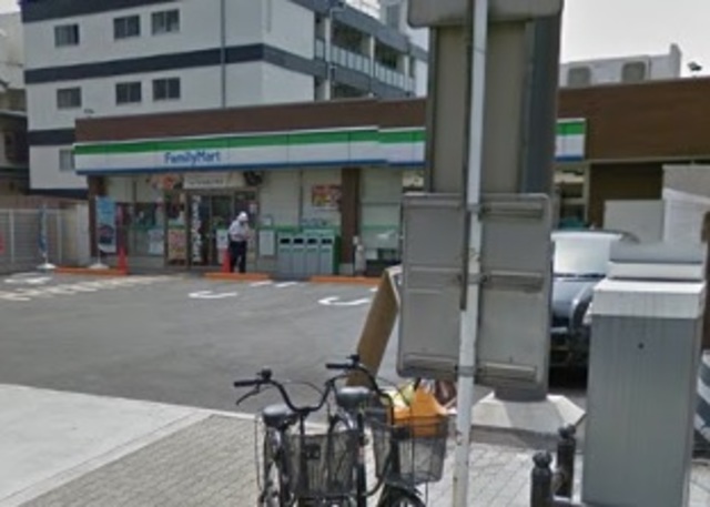 コンビニ　ファミリーマート（コンビニ）まで579m
