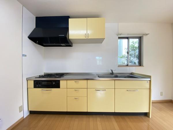 キッチン　キッチンに窓があり爽やかに炊事できます