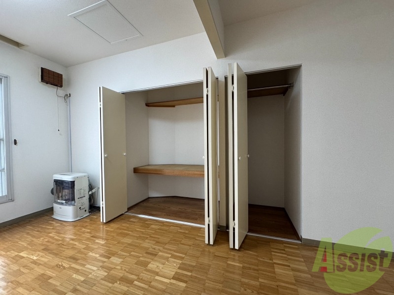 収納　こちらの収納にはハンガーをかけて服もしまえますね。