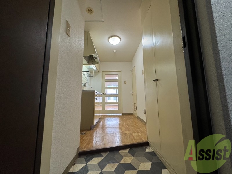 玄関　玄関です。すぐ広いリビングにつながっています。