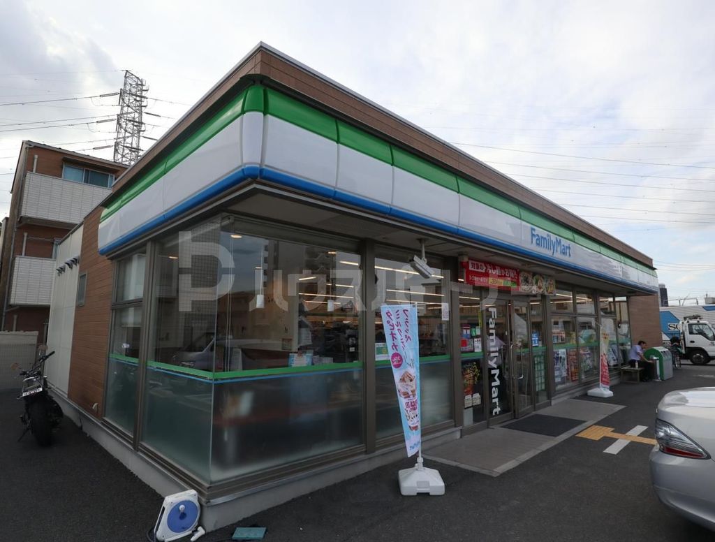 コンビニ　ファミリーマート八潮駅南店（コンビニ）まで370m