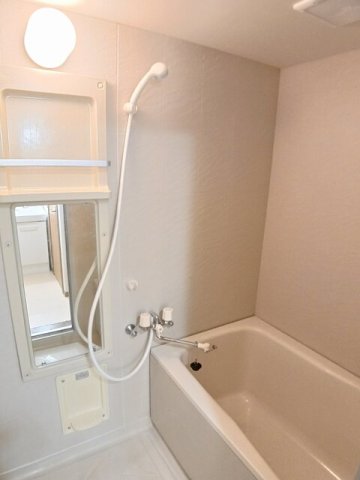 バス・シャワールーム　落ち着いた空間のお風呂です