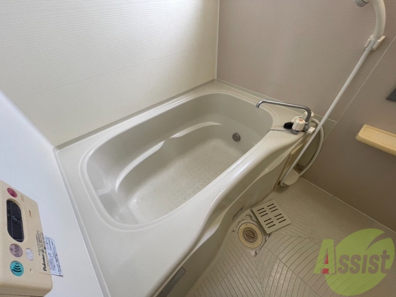 バス・シャワールーム　コチラで日々の疲れを癒し、リラックスしてください