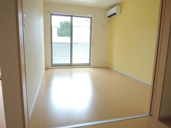 居室・リビング　（１０２号室）