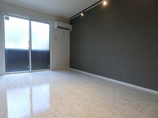 居室・リビング　同物件別号室