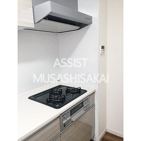 キッチン　写真：設備同仕様の別物件です