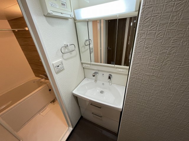 洗面設備　ゆったりとスペースのある洗面所