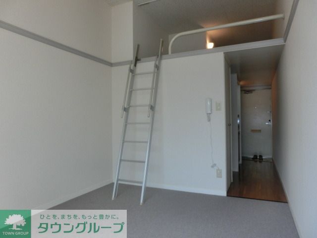 居室・リビング　４帖の広々ロフト付き