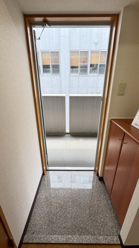 玄関　※別部屋参考写真