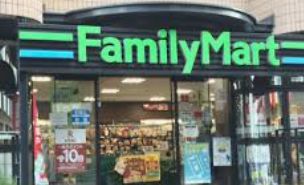 コンビニ　ファミリーマート南青山四丁目店（コンビニ）まで328m