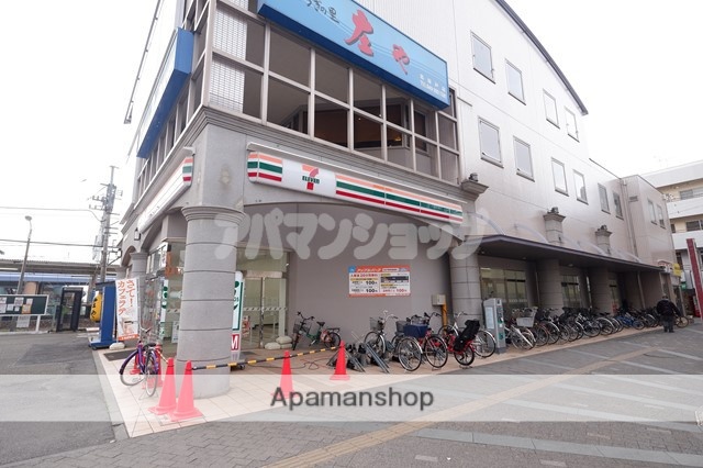 コンビニ　セブンイレブン（コンビニ）まで527m