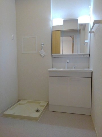 洗面設備　明るい洗面所です