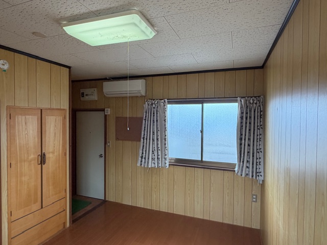 居室・リビング　6帖洋室：カーテン