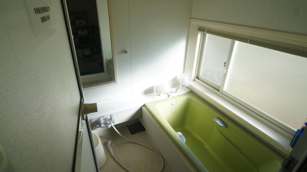 バス・シャワールーム　共用設備の追い焚き機能、シャワー付