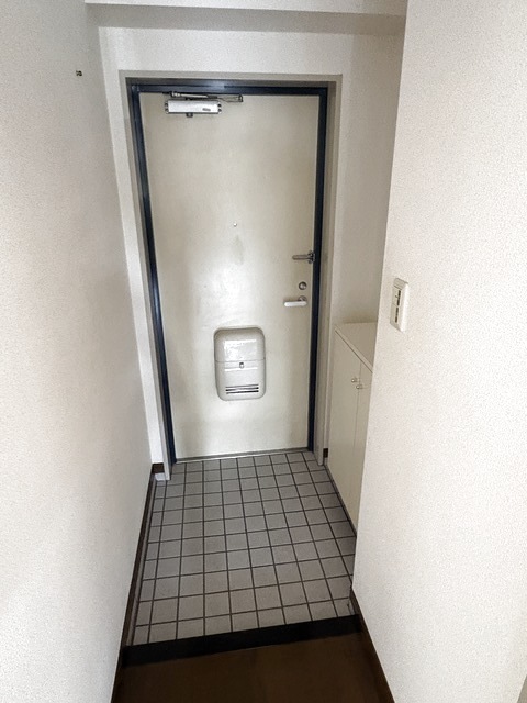 玄関　内見・ご案内出来ます。ご一報下さい。