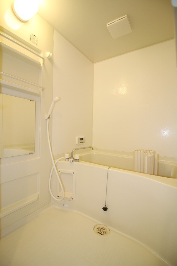 バス・シャワールーム　清潔感のあるお風呂