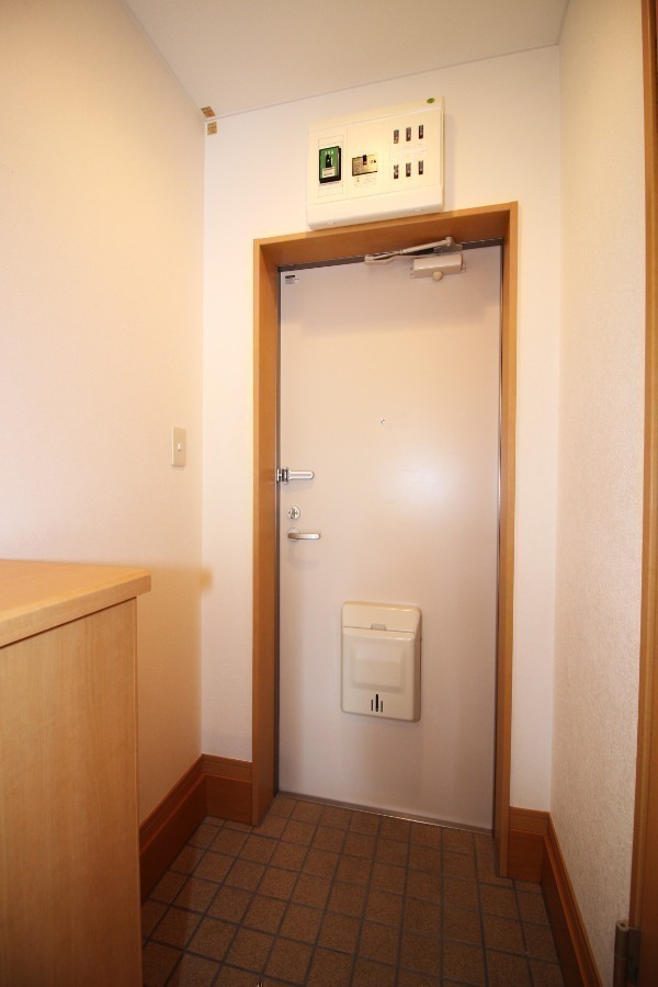 玄関　室内からみた玄関