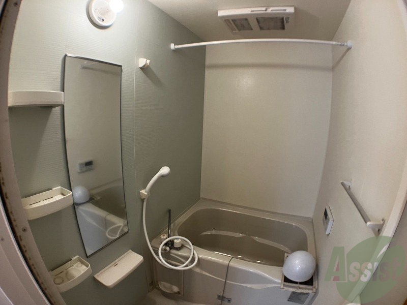 バス・シャワールーム　浴室は狭すぎず、シャワーも浴びやすそうです。