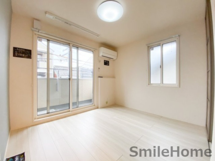 居室・リビング　エアコン付きのお部屋です