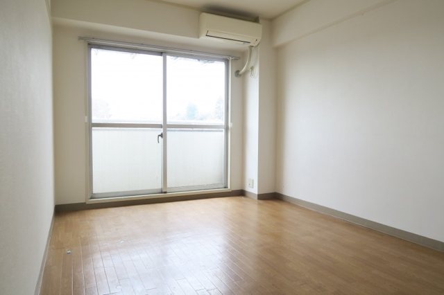 居室・リビング　日当たり良好の明るいお部屋です。