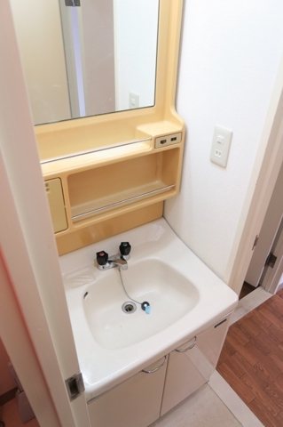 洗面設備　朝に便利な独立洗面台完備です。