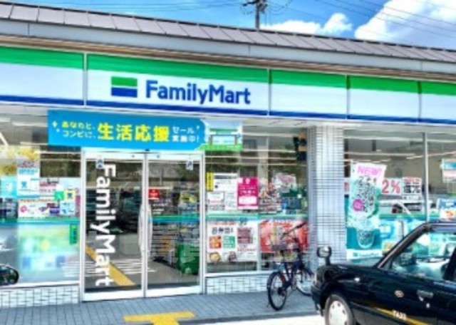 コンビニ　ファミリーマート　烏丸十条（コンビニ）まで389m