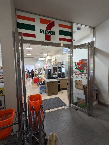 コンビニ　セブンイレブン（敷地内）（コンビニ）まで80m