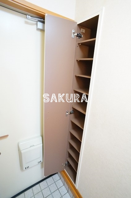 玄関　収納豊富なシューズボックスです♪