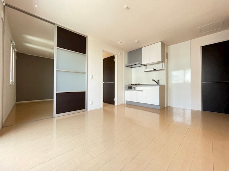 居室・リビング　※203号室の写真です。