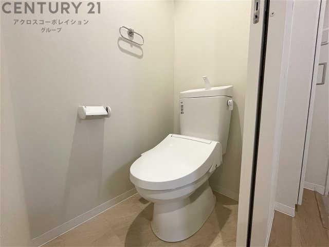 トイレ　落ち着いた色調のトイレです