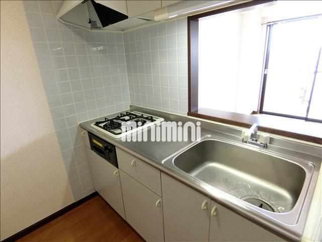 キッチン　２口ガスコンロ付きのシステムキッチン。